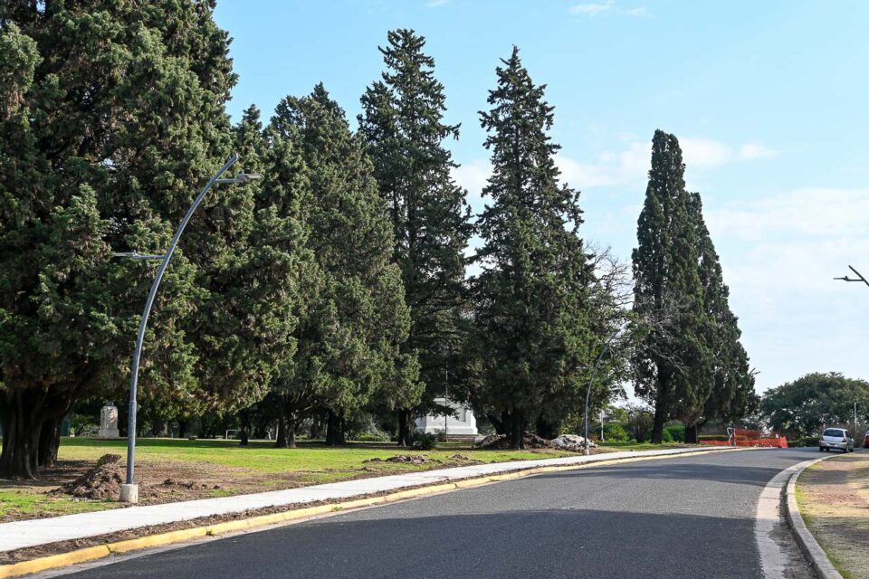 La Municipalidad avanza con la recomposición de veredas en la zona de El Rosedal del Parque Urquiza