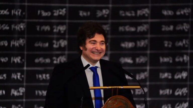 El modelo en su laberinto: entre el dogma de la emisión cero y el abismo de la recaudación