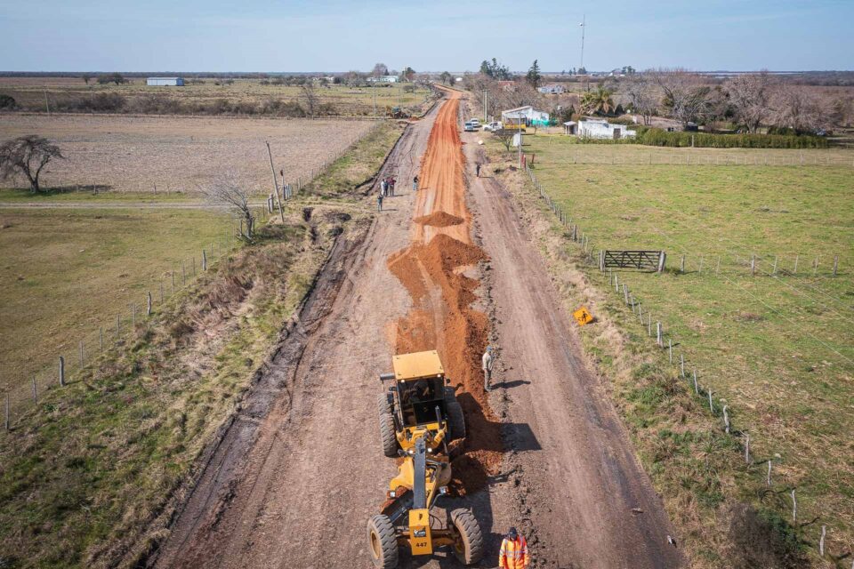 Trabajan en la reposición de ripio sobre la ruta provincial Nº 38, en el departamento Villaguay