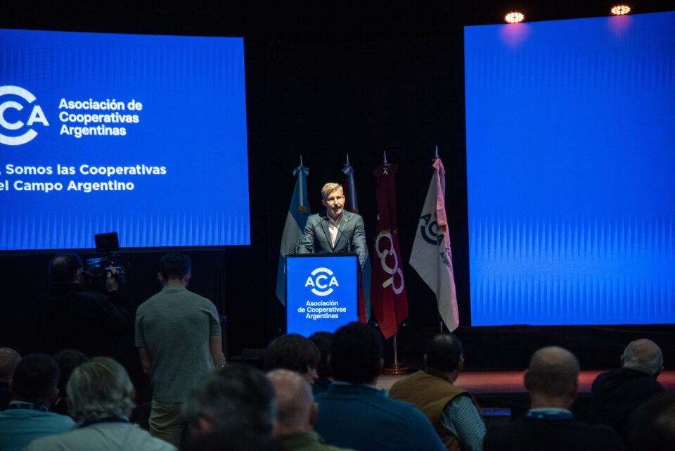 Frigerio abrió el primer seminario de cooperativas en Entre Rios