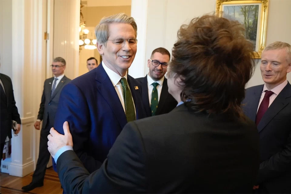 Tensión Financiera en Miami: El Viaje de Milei y el Cruce Clave con J.P. Morgan por Garantías y el FMI