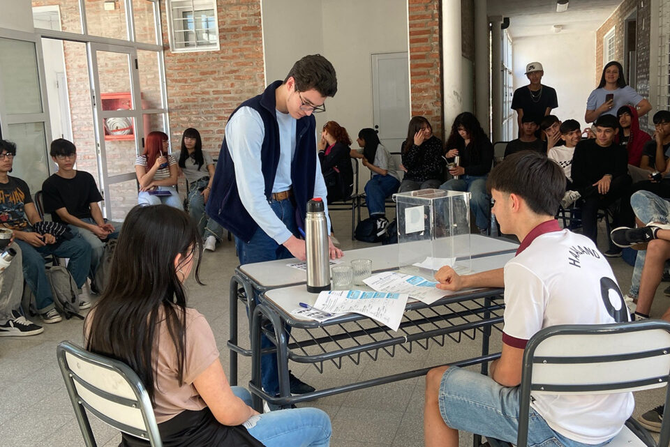 Democracia en las aulas: «Hablemos de Democracia» capacita a 1.000 estudiantes de Paraná