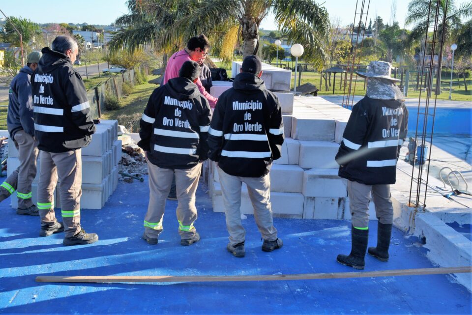 Oro Verde retoma la obra del Alojamiento Social y Deportivo en el Complejo de Piletas municipal y capacitó a los trabajadores