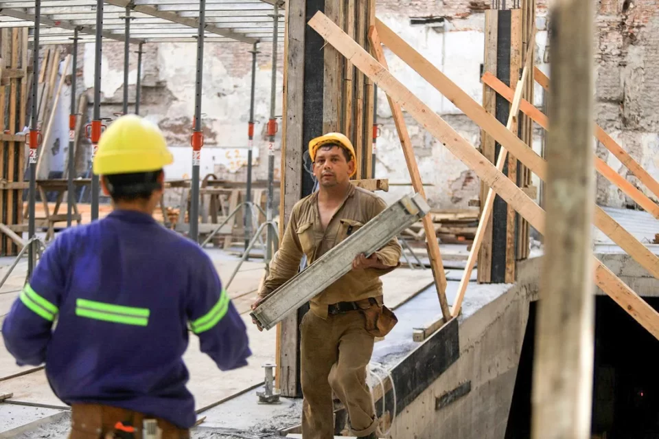 La construcción vuelve a terreno negativo