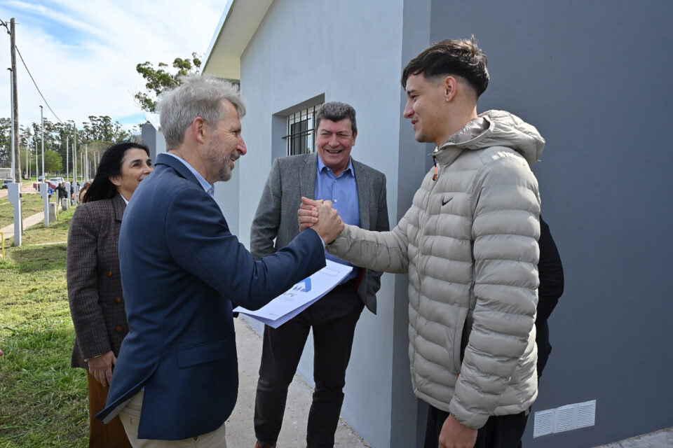 El gobernador entregó viviendas a diez nuevas familias de General Racedo