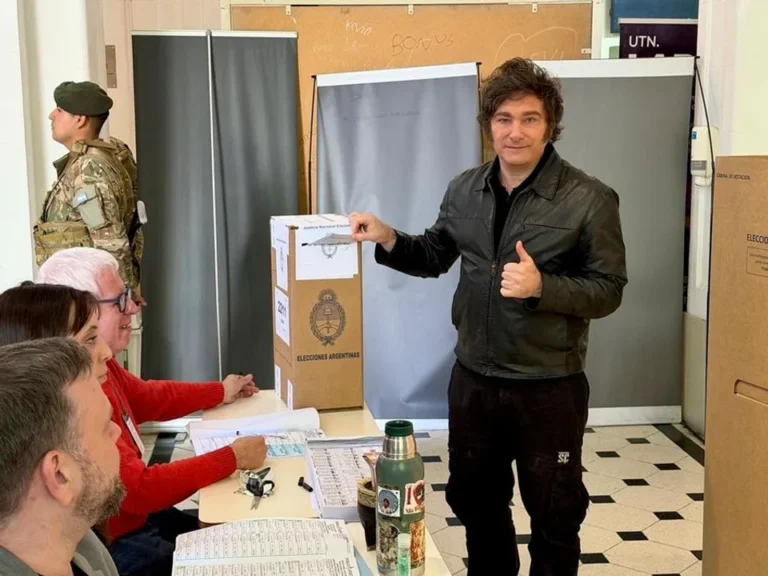 Encuesta: El 71% de los argentinos reclama un cambio de Gobierno y se desploma la imagen de Milei