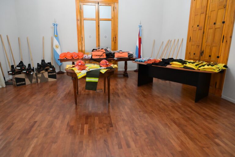 El gobierno entregó nuevos kits operativos a cinco cuarteles de bomberos de la provincia