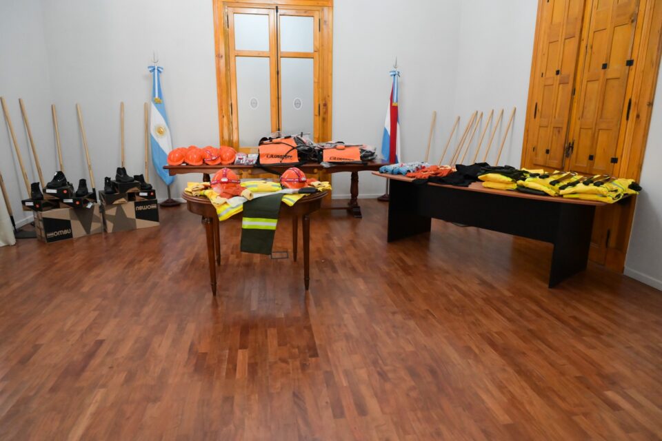 El gobierno entregó nuevos kits operativos a cinco cuarteles de bomberos de la provincia