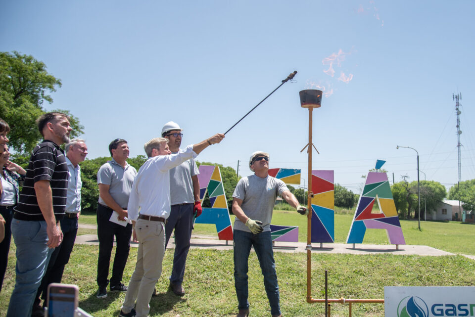 Frigerio inauguró la ampliación de la red de gas natural y entregó escrituras a familias de Maciá