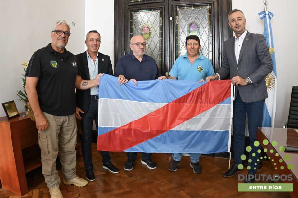 Hein entregó a veteranos de Malvinas la bandera entrerriana que será desplegada en el Aconcagua