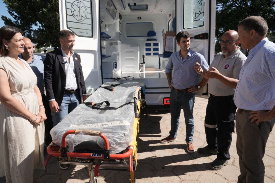 El gobierno otorgó una ambulancia de mediana complejidad en La Paz