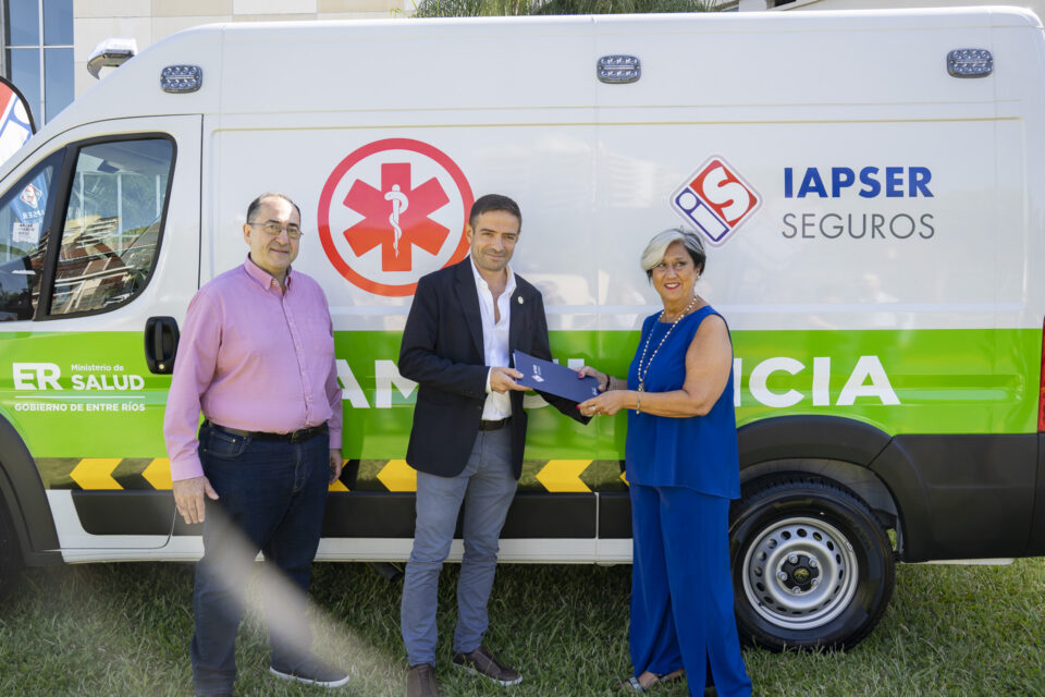 IAPSER entregó una ambulancia al Ministerio de Salud para fortalecer la red de traslado