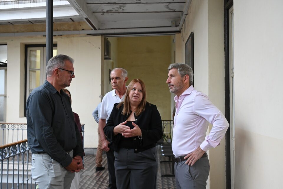 Frigerio recorrió las obras de puesta en valor de la sede central del Copnaf