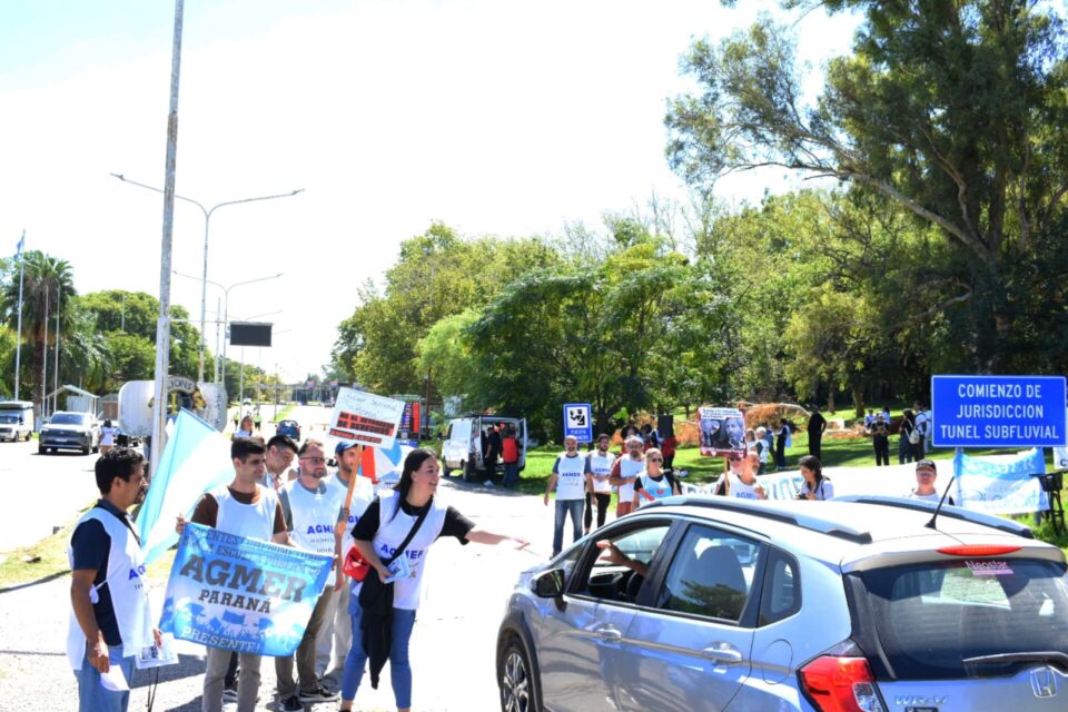 Docentes de AGMER realizan una volanteada en el Túnel Subfluvial en defensa del salario y la educación pública