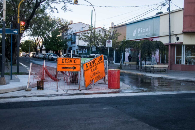 Avanzan los trabajos en calle Urquiza: habilitaron media calzada en la intersección con calle La Rioja