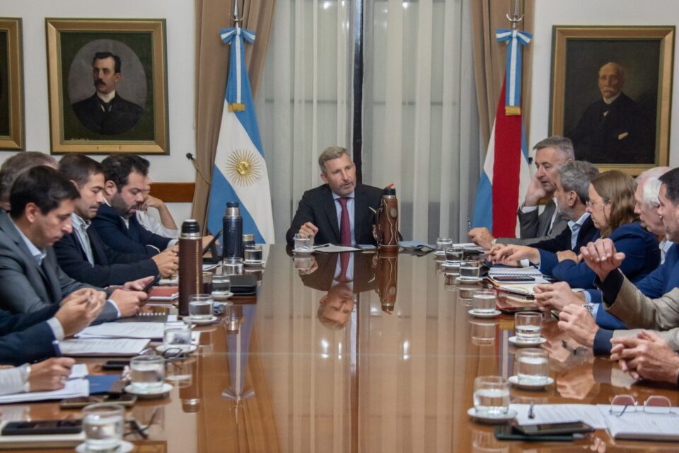 Frigerio encabezó una reunión de gabinete centrada en rutas, reforma jubilatoria y control del ausentismo estatal