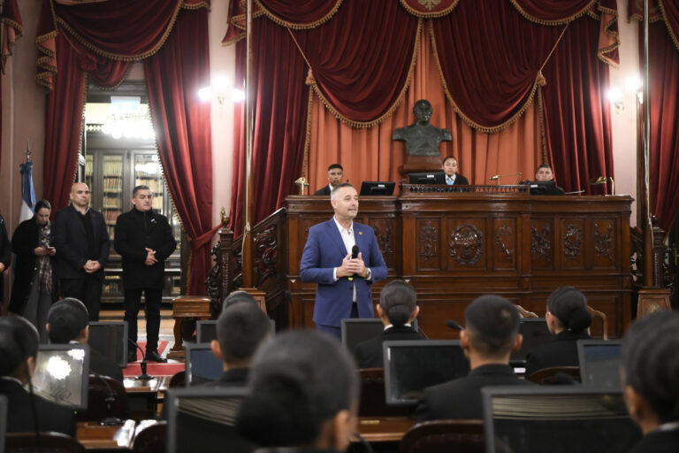 Gustavo Hein recibió a cadetes de la Policía de Entre Ríos en el recinto de la Cámara de Diputados