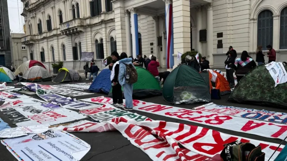 «Habrá condena social»: Agmer acampa frente a la Legislatura y advierte que escrachará a los senadores que voten la reforma