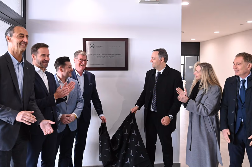 Manuel Adorni reapareció en la inauguración de un centro industrial automotriz