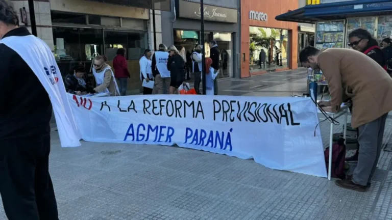 Frente previsional: Agmer Paraná juntó firmas en la peatonal contra la reforma jubilatoria y sumó el respaldo de los vecinos