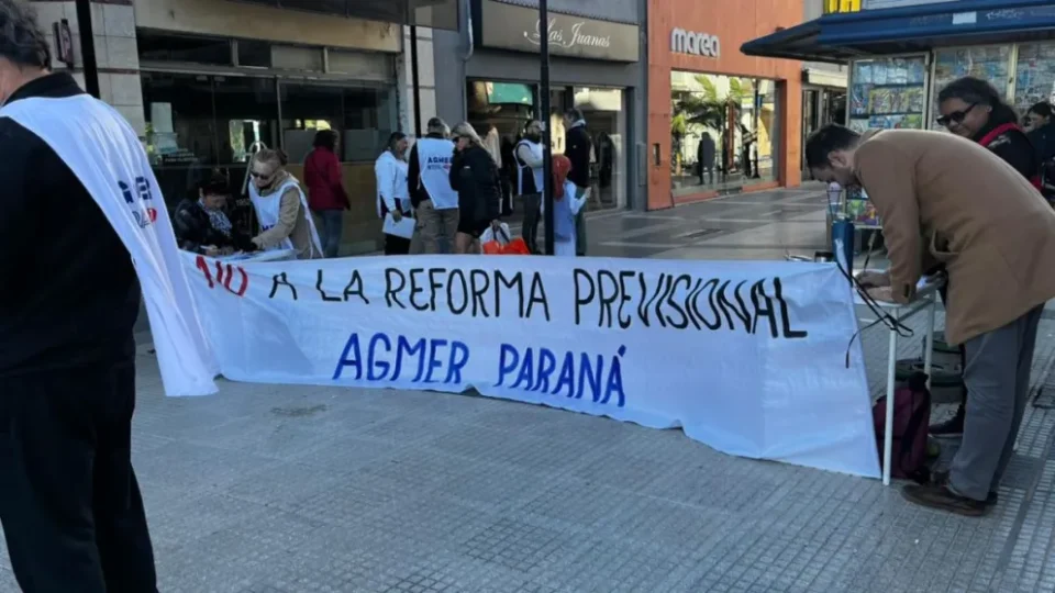 Frente previsional: Agmer Paraná juntó firmas en la peatonal contra la reforma jubilatoria y sumó el respaldo de los vecinos