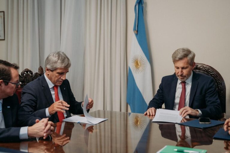 Rogelio Frigerio y Luis Caputo firmaron un histórico acuerdo de compensación de deudas y transferencia de tierras