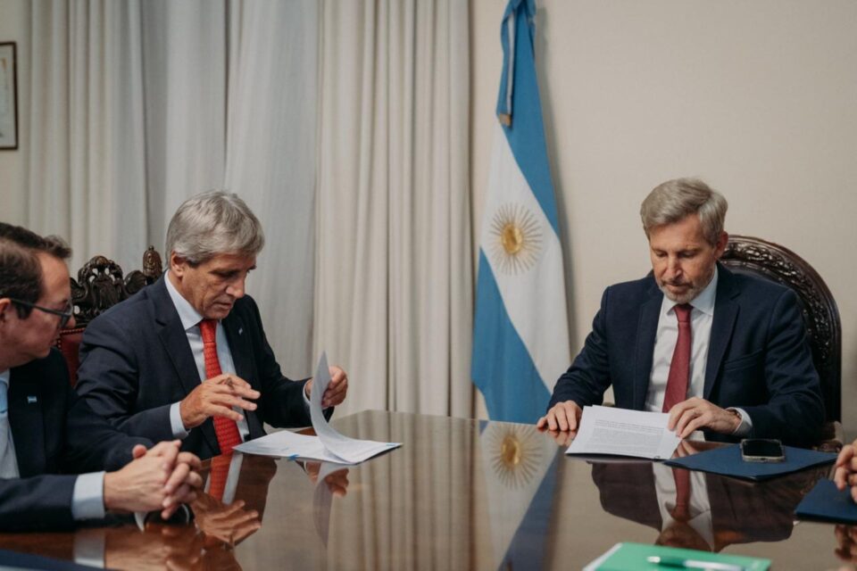 Rogelio Frigerio y Luis Caputo firmaron un histórico acuerdo de compensación de deudas y transferencia de tierras