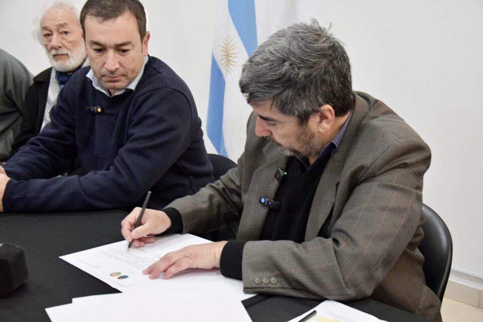 Inversión histórica en Villaguay: Fuertes firmó la adjudicación para la compra de una planta asfáltica propia
